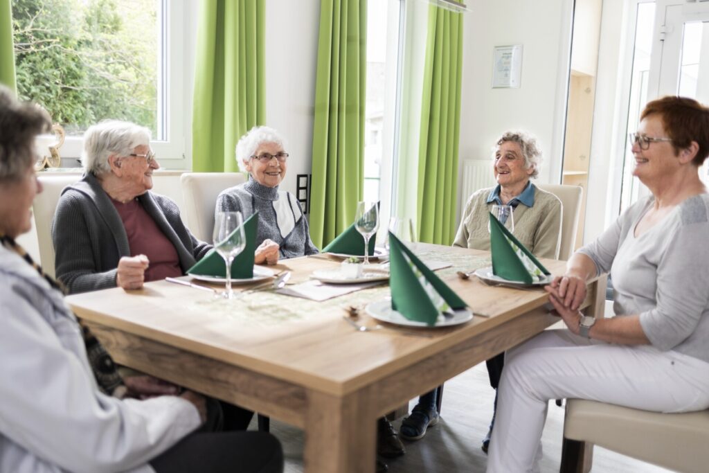Beisammen sitzen am Esstisch im PÜZ