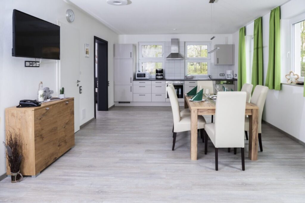 Wohnraum mit Küche und Fernseher im PÜZ