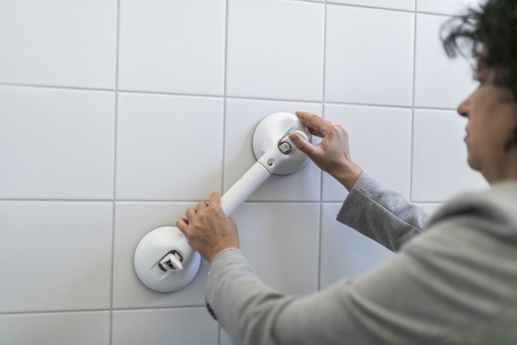 Mobiler Griff an Badezimmerwand, leichte Befestigung